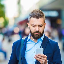 Mann mit Handy in der Hand